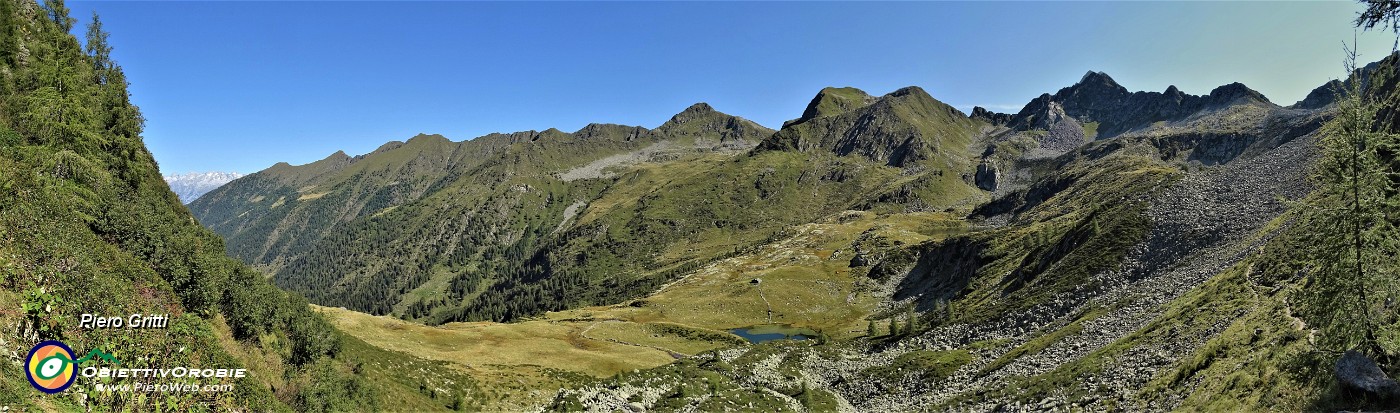 32 Vista panoramica verso la regione dei Laghi di Porcile sull'alta Valle Lunga di Tartano.jpg